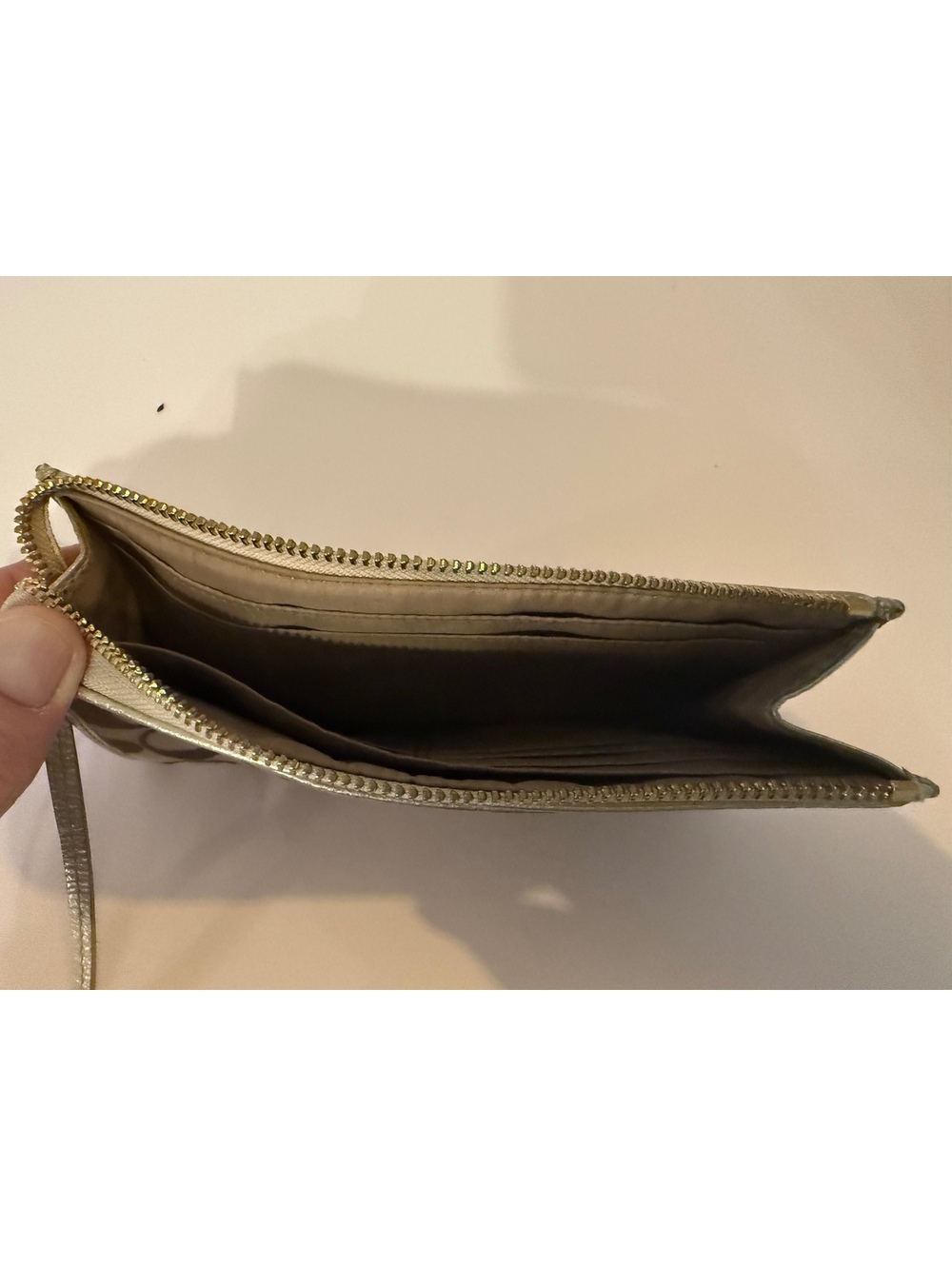 Title: Coach Signature C Wristlet Wallet Brown Tan Metallic Gold Zip Preowned - Picture 7 of 8